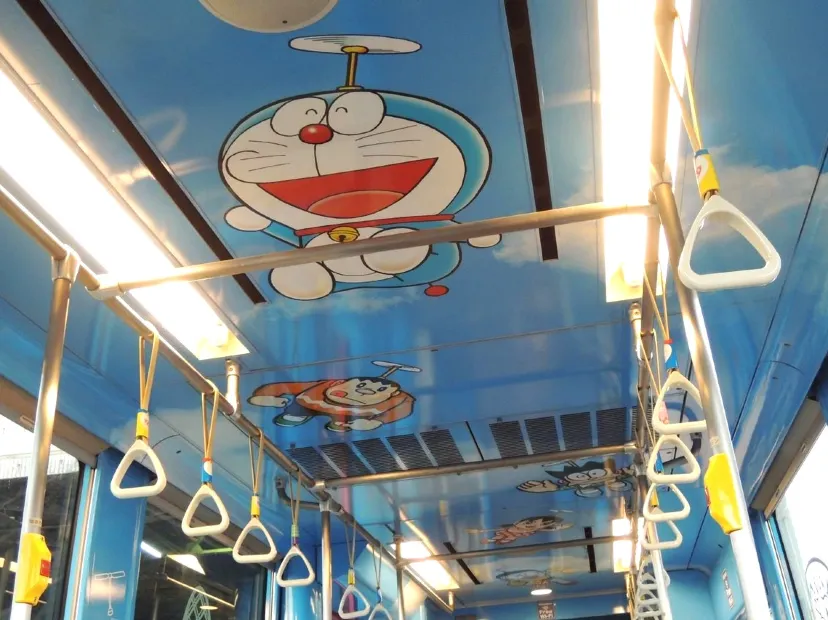 乘坐多啦A夢彩繪電車