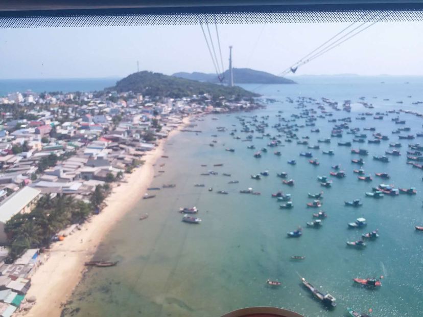 俯瞰欣賞富國島漁村優美風光