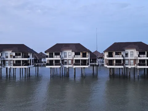 Avani Sepang Goldcoast Resort 水中高腳屋