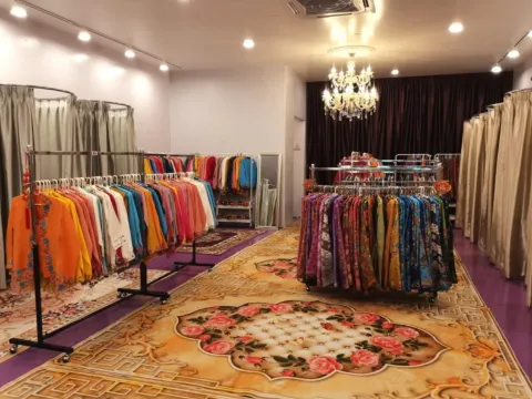 穿上小娘惹服裝漫游古城