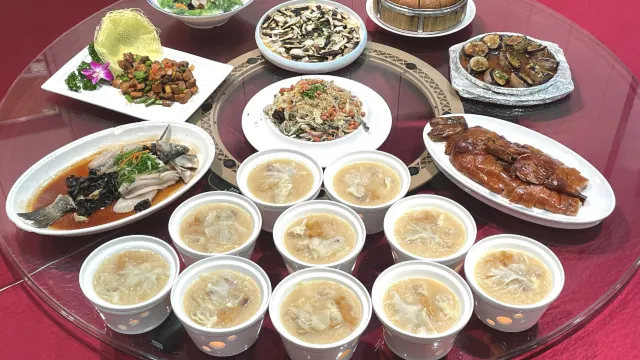 濃湯花膠雞煲翅(位上)