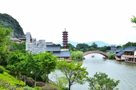 乘船漫遊一江四湖