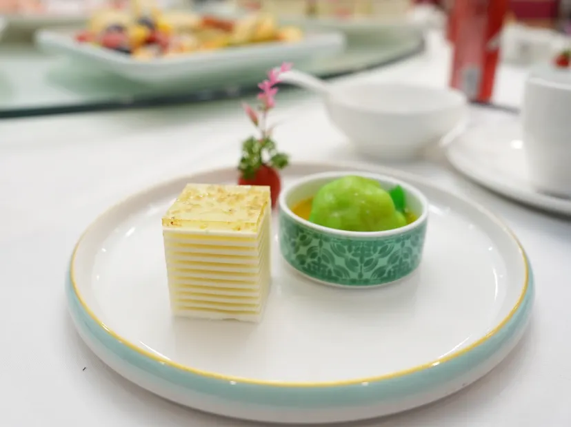 桂花糕拼金湯蝦餃(位上)
