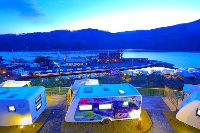 加平Poseidon露營車