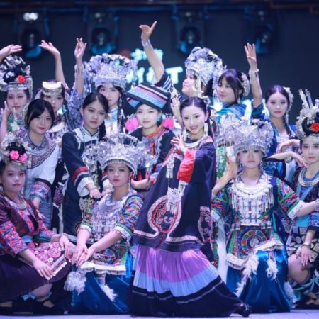 《🥮中秋相約貴州🏮》貴陽、烏江寨、黃果樹 6天純玩高鐵團 永安專場村T表演秀、烏江寨貴賓專區賞月🌕、聚龍堂肉餅雞中秋團圓晚宴、荔波小七孔、黃果樹瀑布、西江千戶苗寨《限定出發：9月22日》