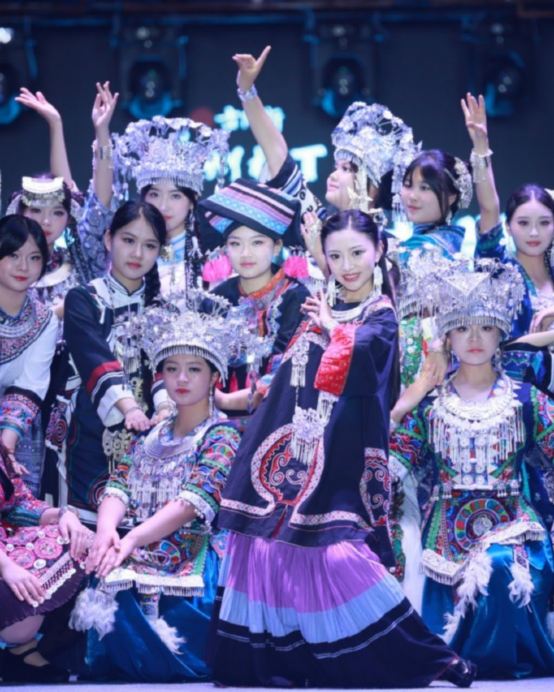 《🥮中秋相約貴州🏮》貴陽、烏江寨、黃果樹 6天純玩高鐵團 永安專場村T表演秀、烏江寨貴賓專區賞月🌕、聚龍堂肉餅雞中秋團圓晚宴、荔波小七孔、黃果樹瀑布、西江千戶苗寨《限定出發：9月22日》