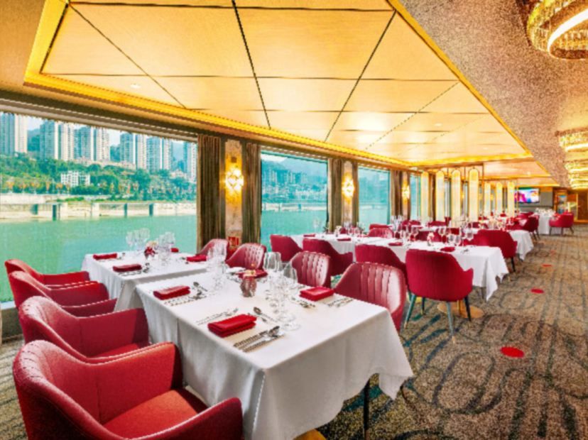 於船上VIP餐廳用餐