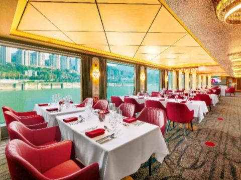 於船上VIP餐廳用餐