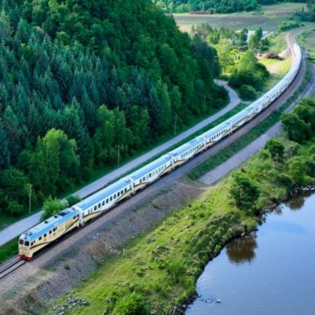 【奢華豪華旅遊專列~林都號 東北8天美景之旅】 關東第一名山~長白山、王朝聖地溫泉酒店、雪絨花馴鹿園、採挖長白山人參、冰雪大世界夢幻冰雪館、東北虎林園、朝鮮族民俗園、防川風景區一眼望三國、橫道河子鎮