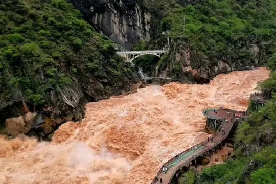 虎跳峽大峽谷景區