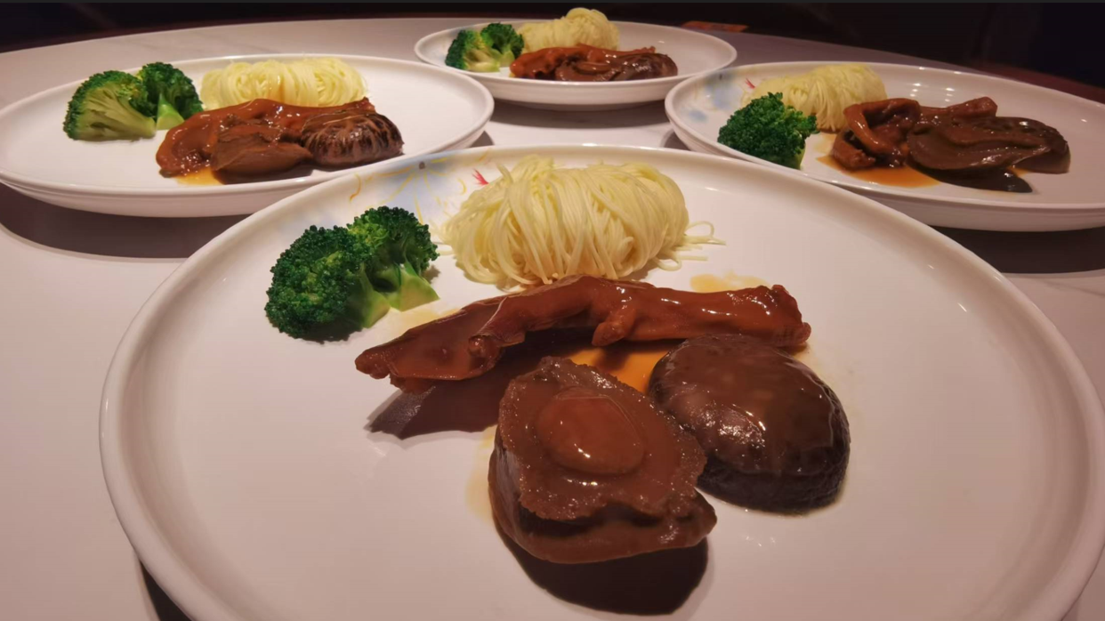 堂做金湯石鍋翅(位上)(足三両翅)+黃金鮑魚扣鵝掌(位上)+木瓜燉雪蛤(位上)