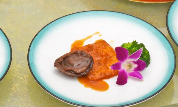 永安獨家尊享~鮑魚珍饈六韻：（位上）古法龍鱗扣南非吉品幹鮑+名廚堂做炭燒黑金鮑