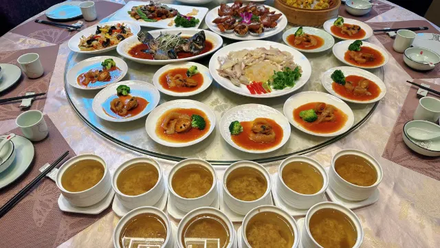 (位上)瓊漿陳韻潤金盅+(位上)黑松露鮑魚扣花膠宴