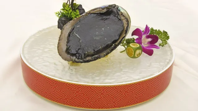 永安獨家尊享~鮑魚珍饈六韻：（位上）古法龍鱗扣南非吉品幹鮑+名廚堂做炭燒黑金鮑