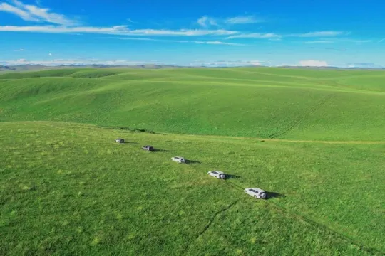 乘吉普車穿越草原