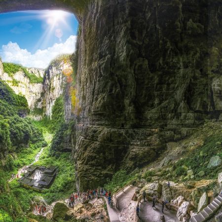 重慶、武隆、仙女山6天純玩直航團  《世界自然遺產》武隆天生三橋、仙女山國家森林公園、洪崖洞夜景、李子壩觀景平台打卡輕軌穿樓、十八梯傳統風貌區、大型幻境雜技劇《長江》、磁器口古鎮