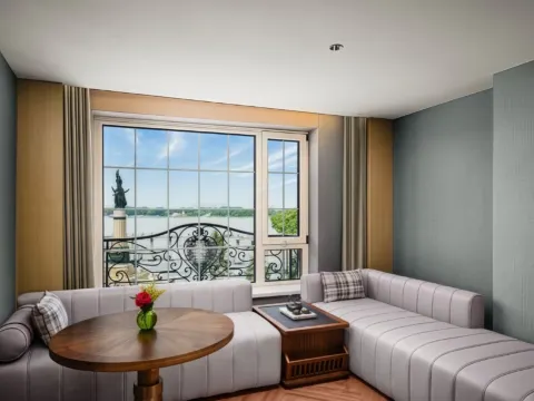 哈爾濱中央大街英迪格酒店 豪華江景露台房