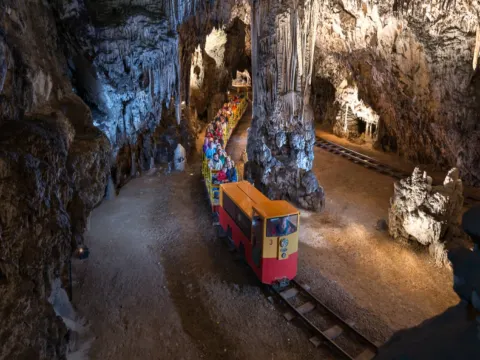 布斯當娜鐘乳洞