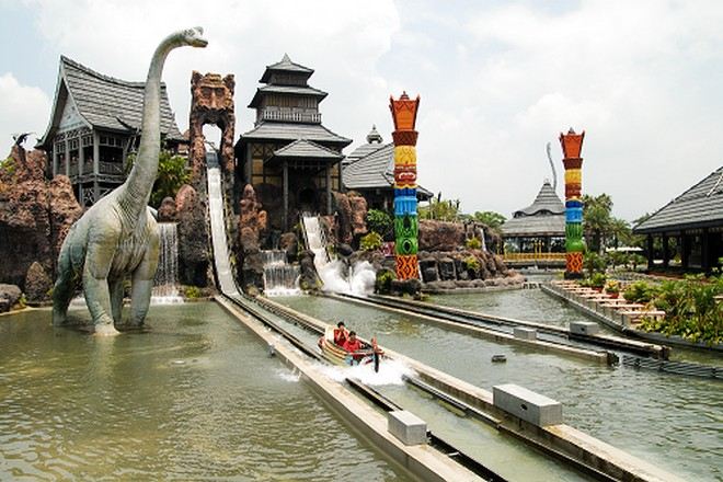 六福村主題遊樂園-火山歷險全景