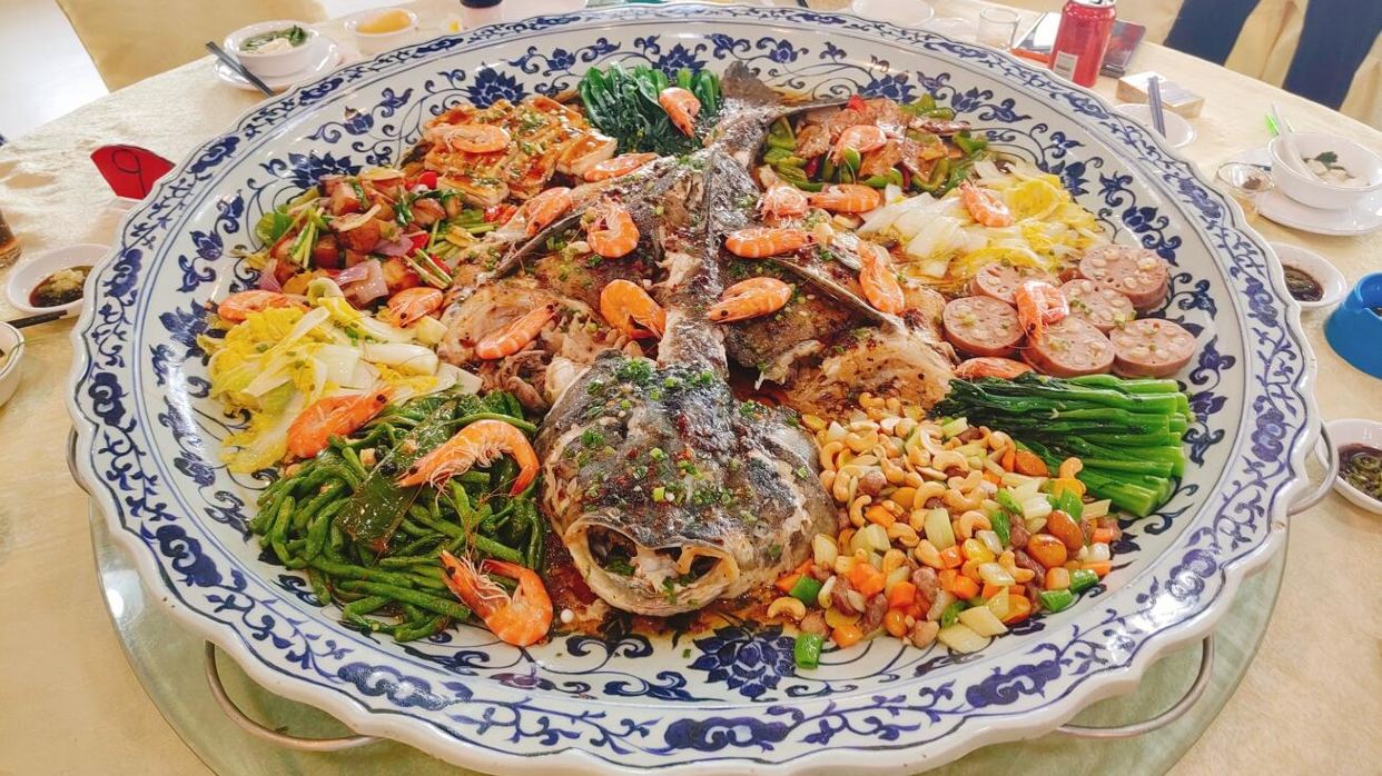 敲鑼打鼓貴人抬富貴大盤魚宴