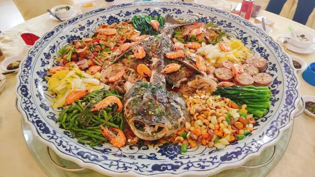 敲鑼打鼓貴人抬富貴大盤魚宴