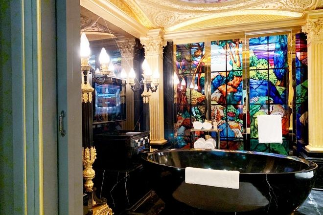 彩繪玻璃及大理石浴室