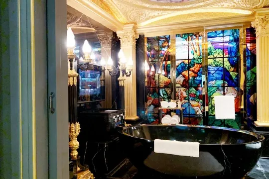 彩繪玻璃及大理石浴室