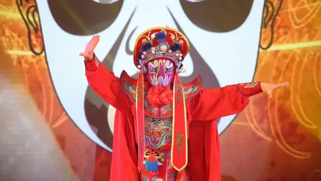 "譚輝智唱響迎新年晚會"