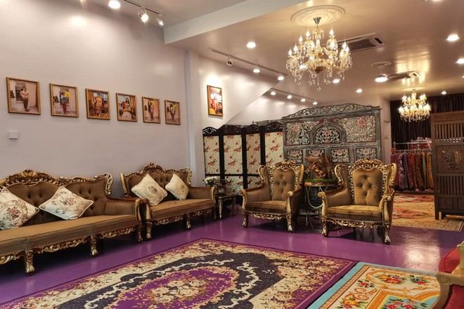 穿上小娘惹服裝漫游古城