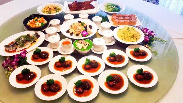 花膠響螺湯(位上)+黑松露六頭鮮鮑魚扣花菇(位上)