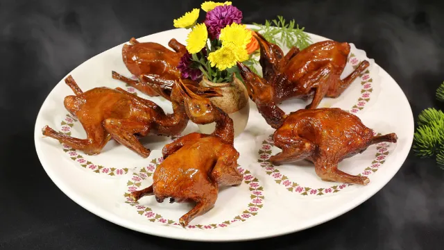 一人一隻紅燒石岐乳鴿