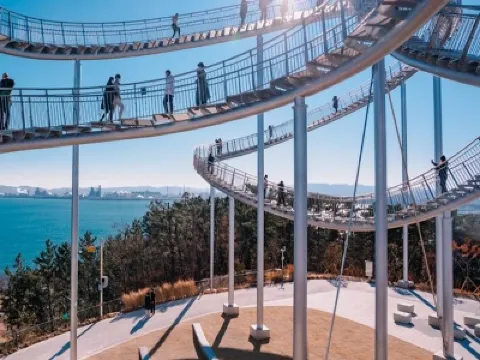 浦項+釜山6天周遊之旅  ※浦項環湖公園Space Walk、國立美術館、「虎尾岬」迎日廣場※釜山海雲台海岸列車、青沙浦天空步道、樂天世界、斜坡滑車、Arte Museum