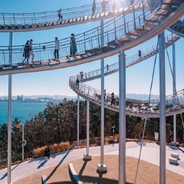 浦項+釜山6天周遊之旅 ※浦項環湖公園Space Walk、國立美術館、「虎尾岬」迎日廣場  ※釜山海雲台海岸列車、青沙浦天空步道、樂天世界Magic Forest、斜坡滑車、Arte Museum