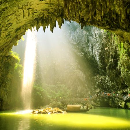 《千姿百態~英西峰林+食足10餐》《探秘地下河勝境~洞天仙境》《融創樂園+融創國際大馬戲~奇幻秘境》連續2晚保證入住徽派精緻園林建築風格~英德棲湖酒店清遠美景純玩3天團 