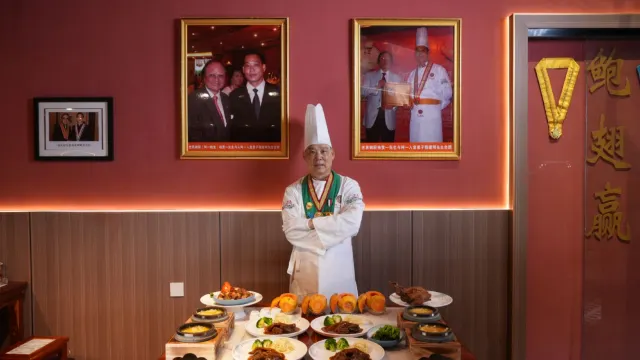 （堂做位上）金湯石鍋翅（保證每人3両魚翅）+黃金鮑魚扣鵝掌（位上）