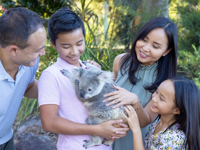 永安貴賓親手抱樹熊合照