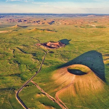 【4鑽】內蒙古(浩瀚沙漠、迷霧森林、火山奇觀) 6天之旅
響沙灣、哈達門森林公園賞白樺林秋景、迷霧森林、烏蘭哈達火山、伊利健康谷、寬巷子小吃街、馬刨溫泉酒店浸泡溫泉