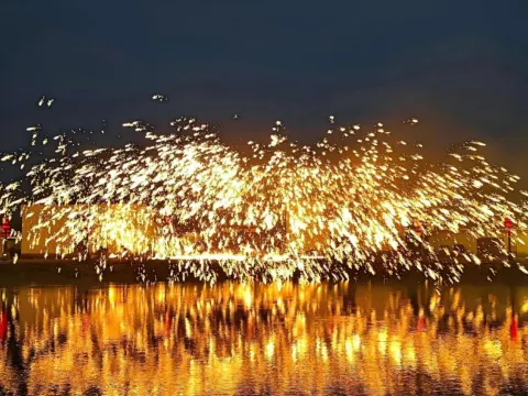 犁橋水鎮打鐵花