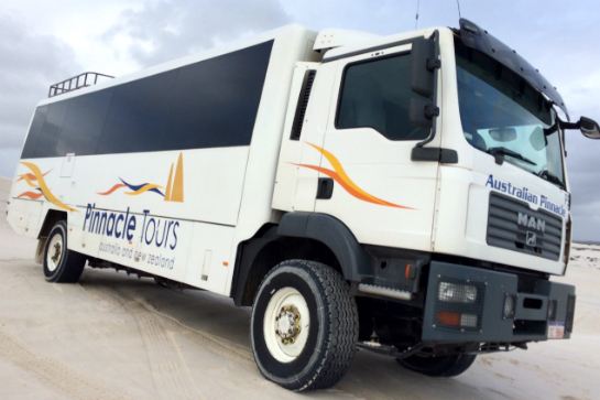 乘沙漠專車穿越白沙丘