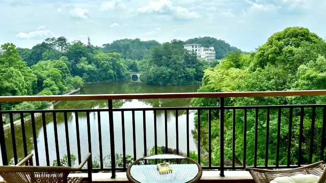 峨眉山紅珠山賓館五號樓房露台