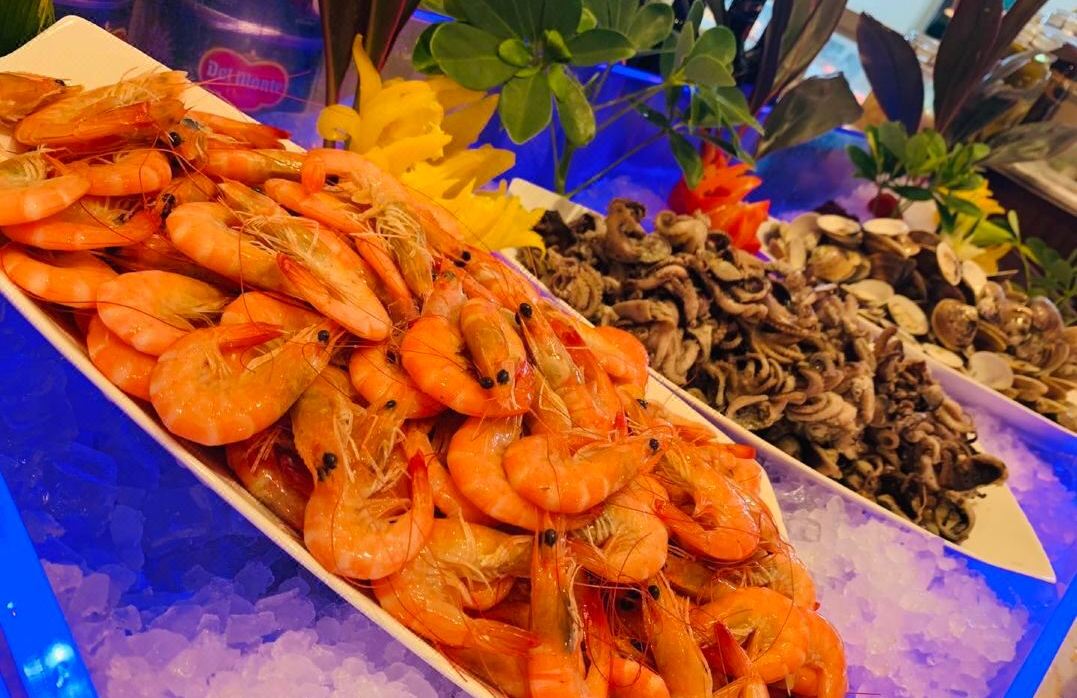 酒店豐富自助晚餐