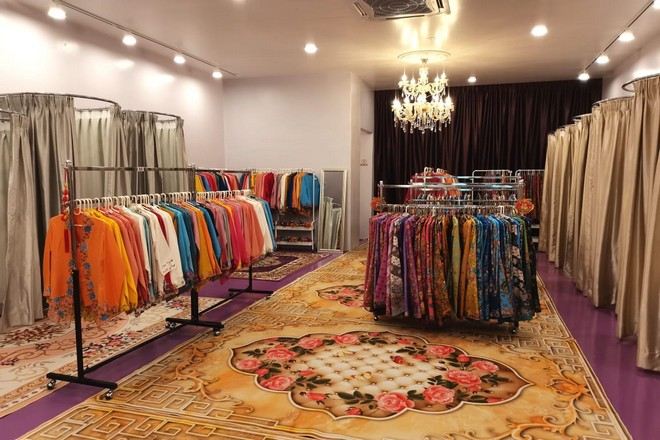 穿上小娘惹服裝漫游古城