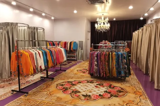 穿上小娘惹服裝漫游古城