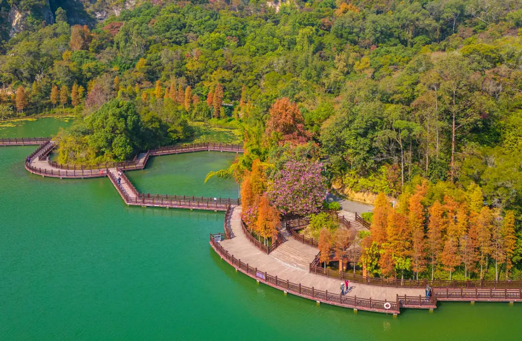 新會石澗公園大石頭湖畔棧道