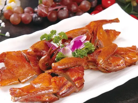 特色芝麻雞宴+金牌紅燒脆皮乳鴿皇(每人半隻乳鴿)