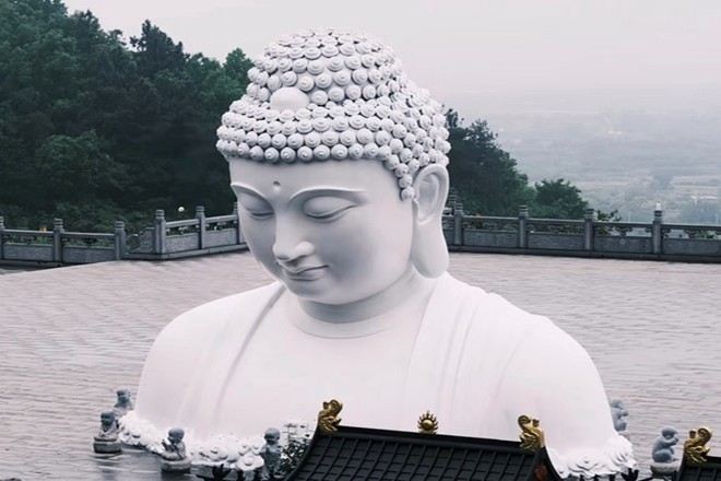 東廬山寺巨型半身佛像