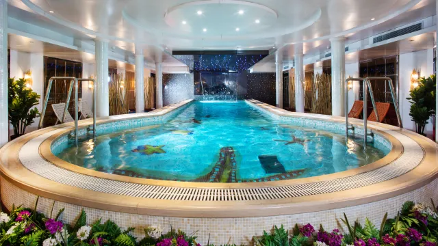 世紀神話號泳池