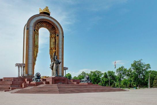 薩曼尼紀念銅像