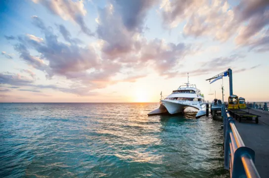 海豚島天閣露瑪度假村_雙體船