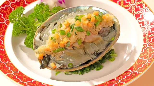 炭燒黑金鮑（約1.3斤一隻）+原隻陳皮獅子頭湯（位上）+花菇花膠扒海參